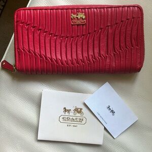 Authentic Coach in twisted Red leather